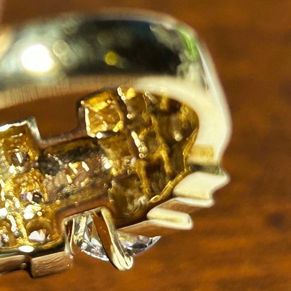 14kt GOLD RING 2 CT CUBIC ZIRCONIA, SIZE 9, 18 SIDE STONES, FACETED GEM ABOUT - Picture 4 of 5